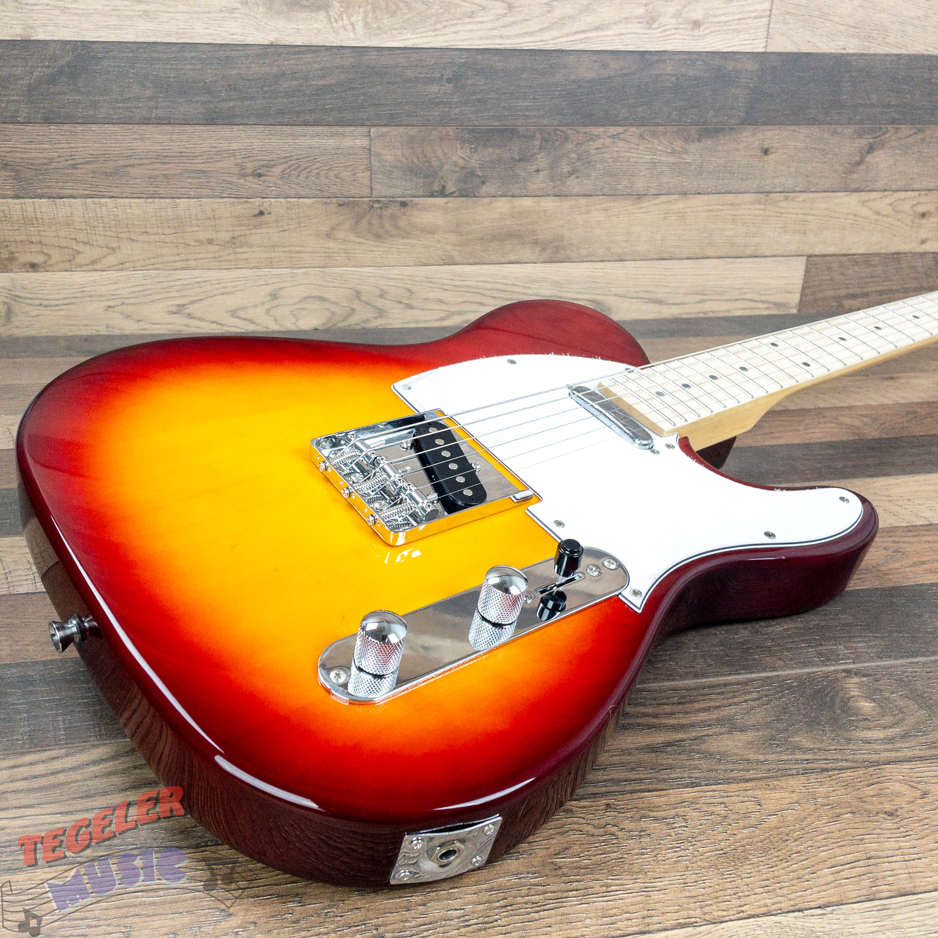 USED-Amati 30TCHG Electric Guitar Classic Body Shape, Sunburst Finish w/Bag,etc.