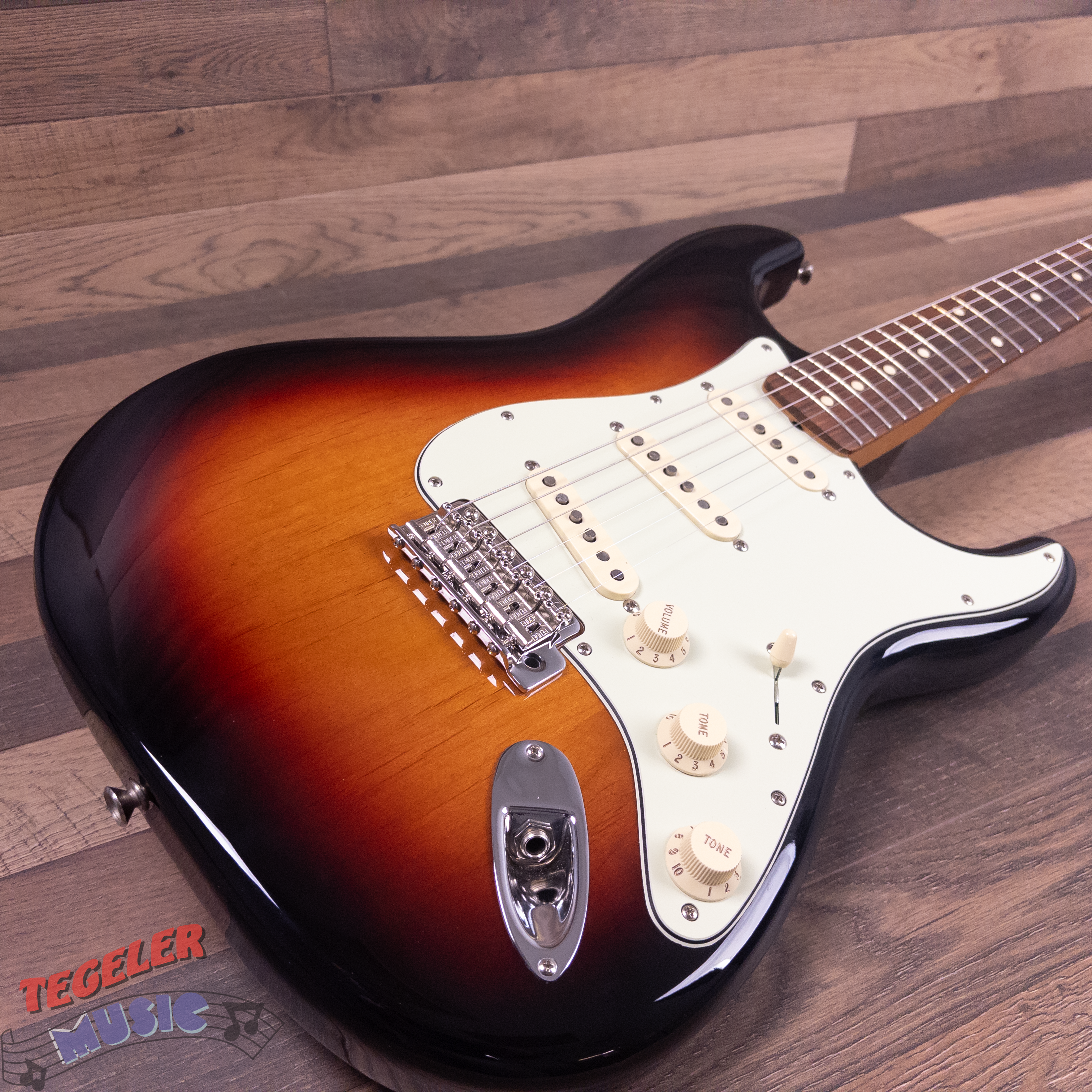 USED-Fender Vintera 60's Stratocaster Electric Guitar, Made in Mexico, Sunburst Finish, w/bag
